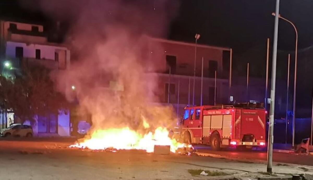 Rogo in via Madonna del Rosario, in fiamme rifiuti e vecchi mobili - Le fiamme in via Madonna del Rosario