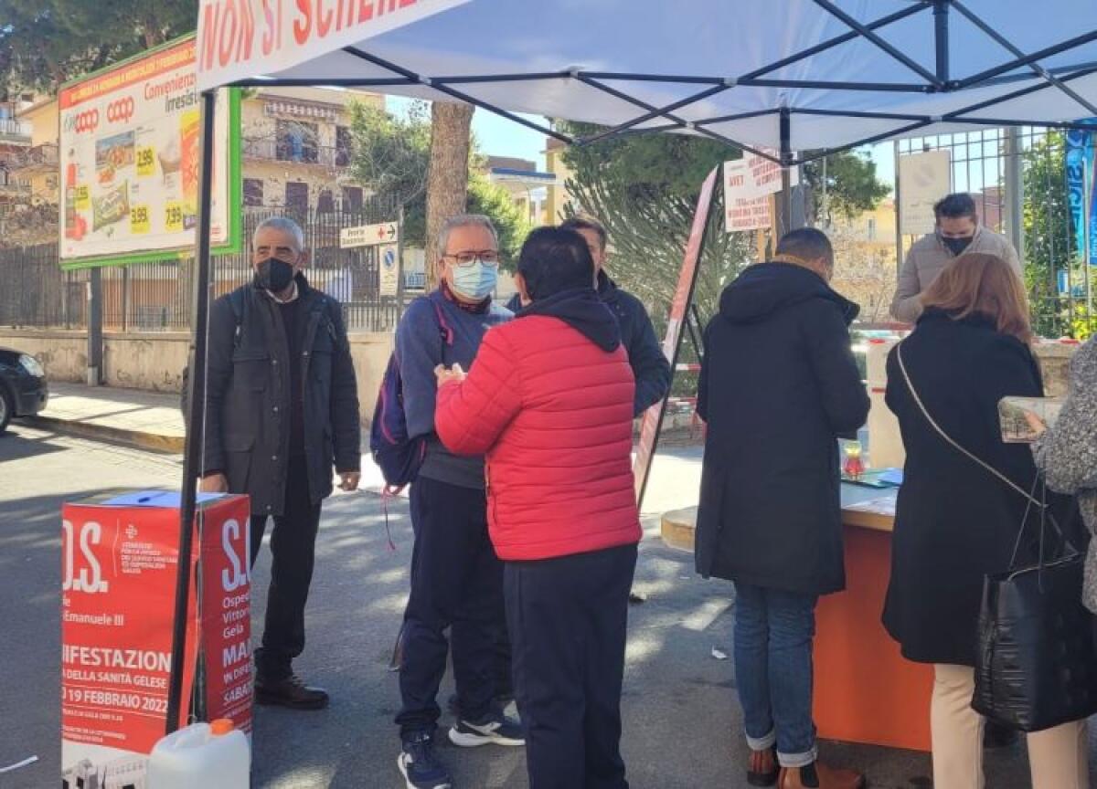 Sammito firma per l'ospedale: "Atto doveroso, non è una petizione politica" - Sammito al presidio a Caposoprano