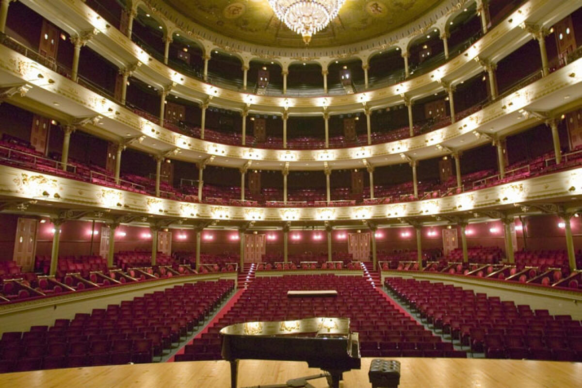Unità d’Italia retta da storie fantasiose - Nella foto in alto: Teatro "San Carlo", Napoli