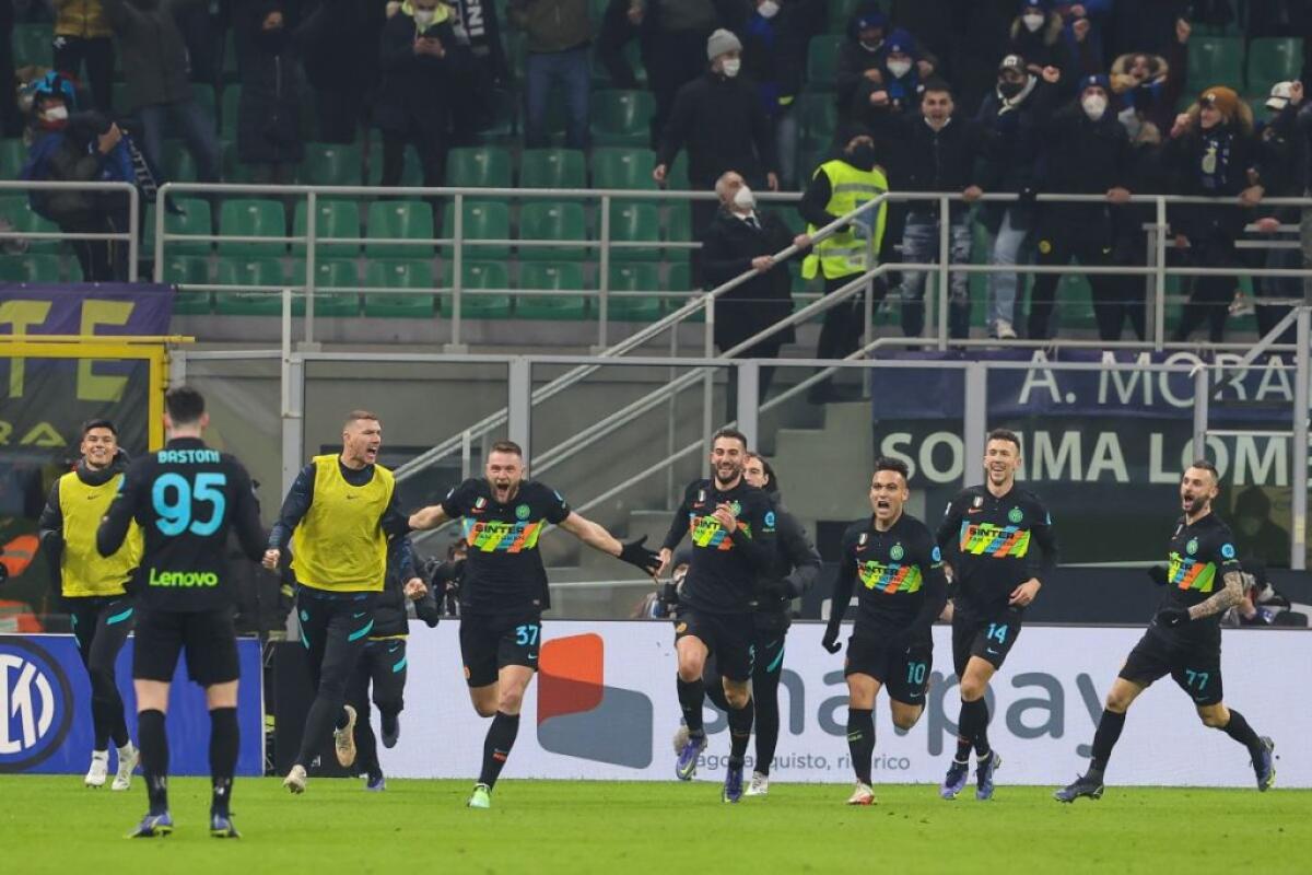 L’Inter batte 2-1 la Lazio e torna in vetta - 