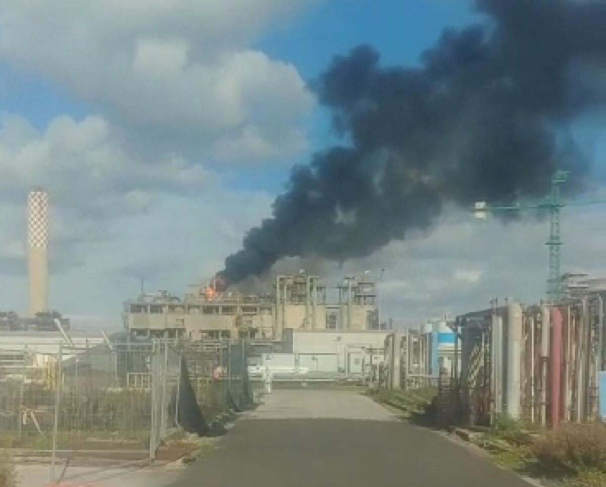 Incendio in raffineria, forse un guasto ad un forno: fiamme e fumo ben visibili -