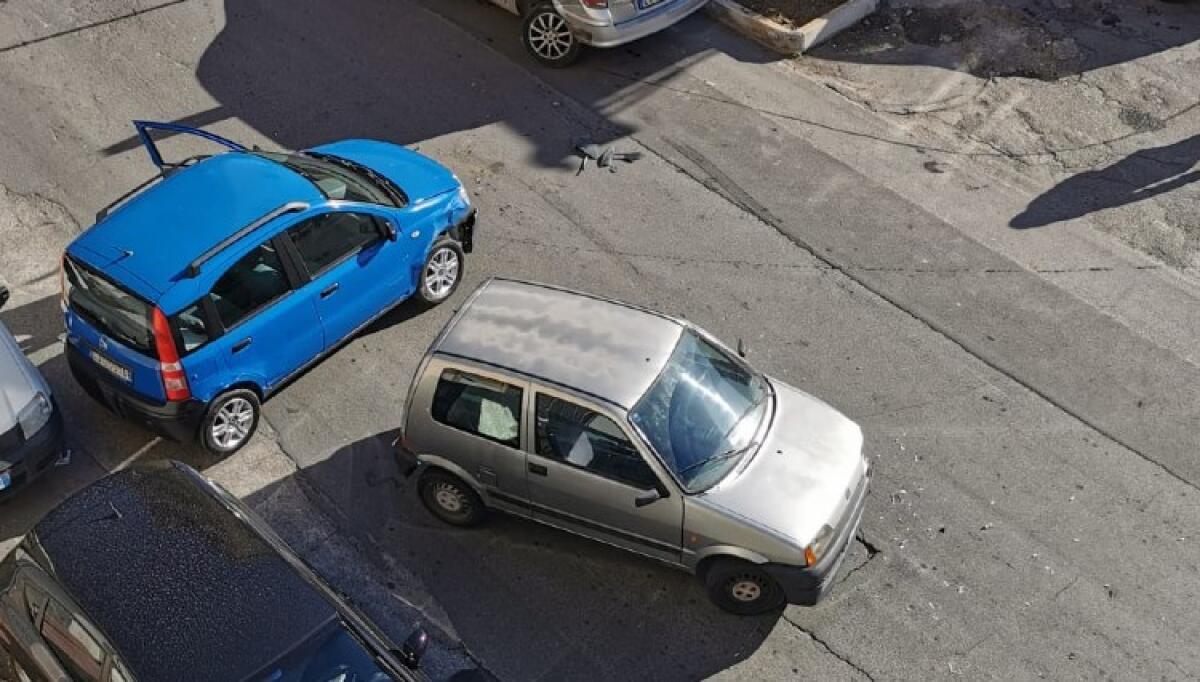 Scontro tra auto in via Cascino, "carambola" ha coinvolto più vetture: due feriti - L'impatto in via Cascino