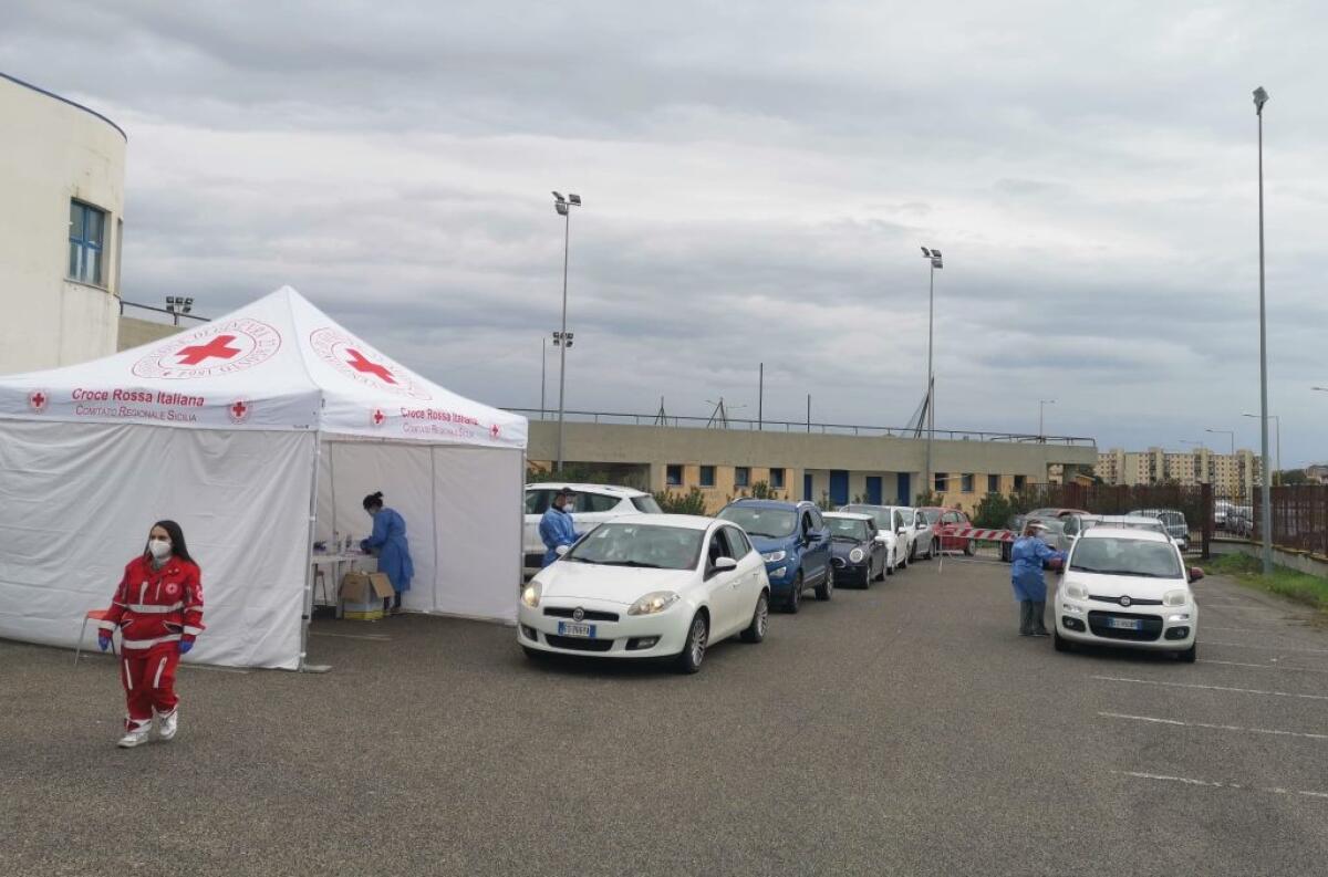 Covid, prefettura: "10 mila positivi in tutta la provincia, più ricoveri non vaccinati" - 