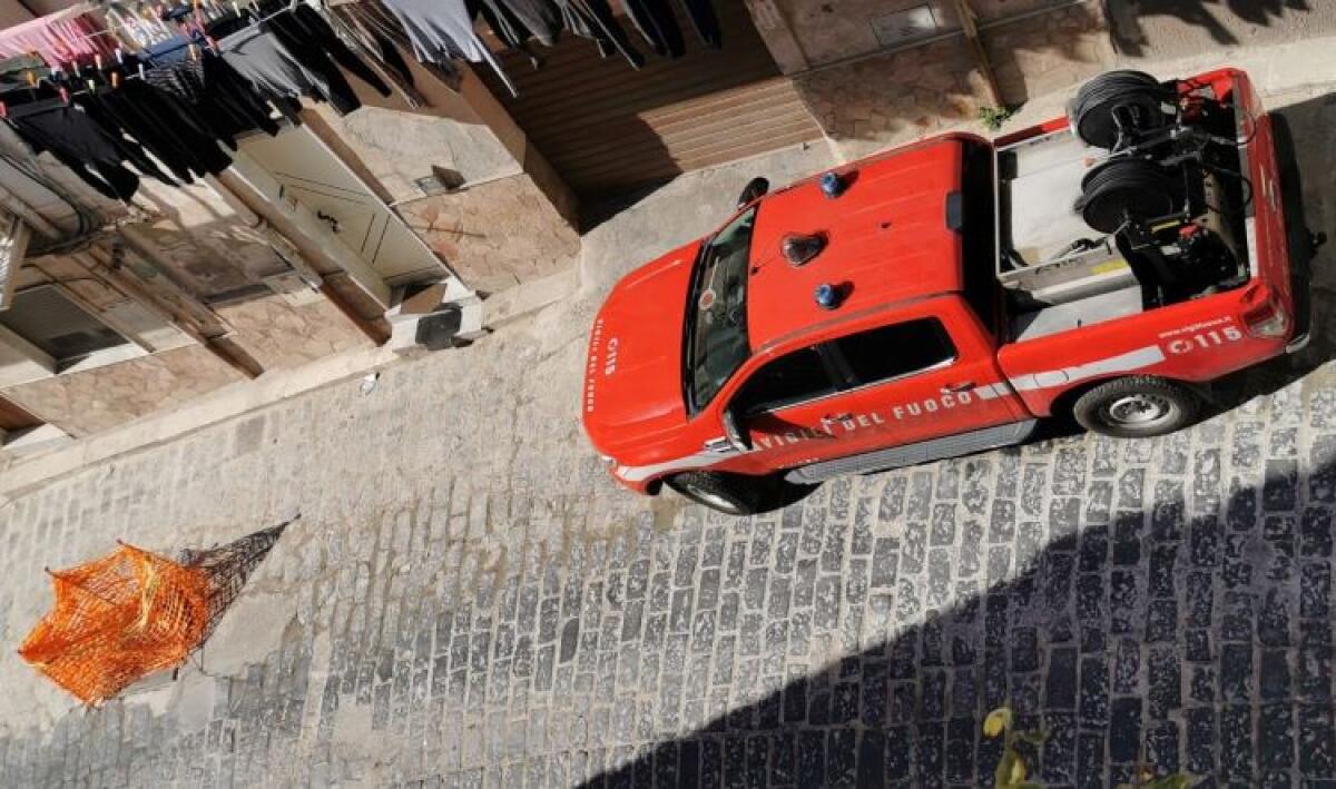 Muro rischia di cedere, intervento dei vigili del fuoco e della municipale - I vigili del fuoco sul posto