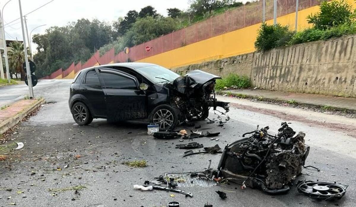 Schianto in viale Indipendenza, auto contro un albero: una donna ferita - Lo schianto in viale Indipendenza