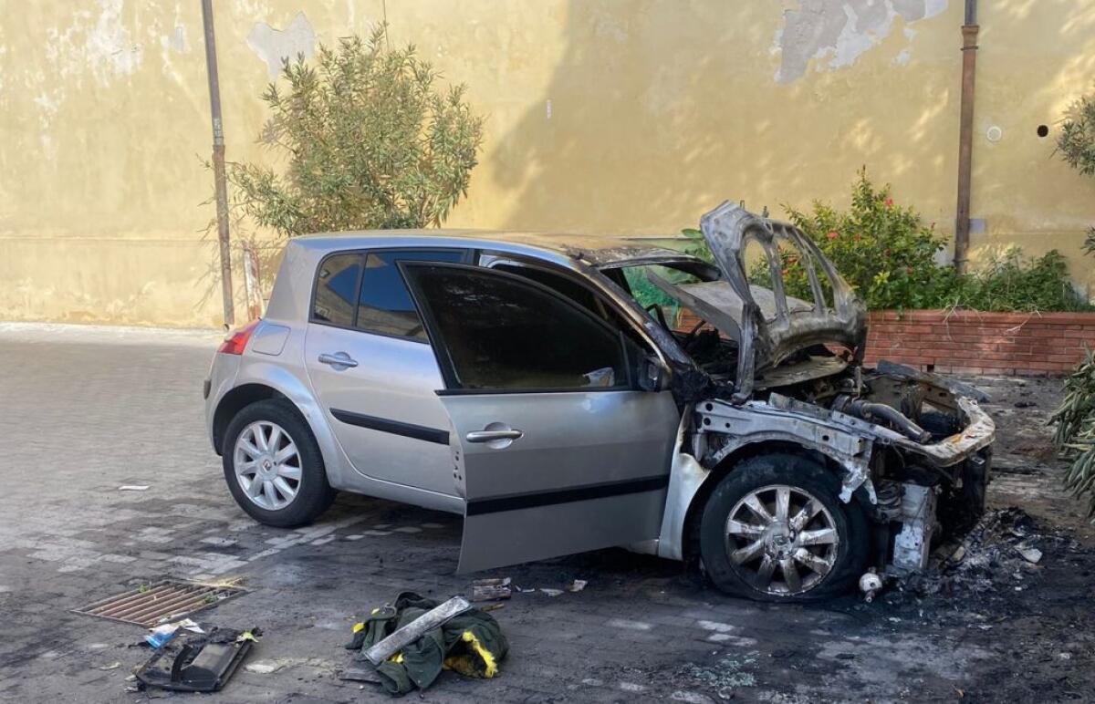 Nella notte un'altra auto danneggiata dalle fiamme, incendio in piazza Roma - La Renault danneggiata in piazza Roma