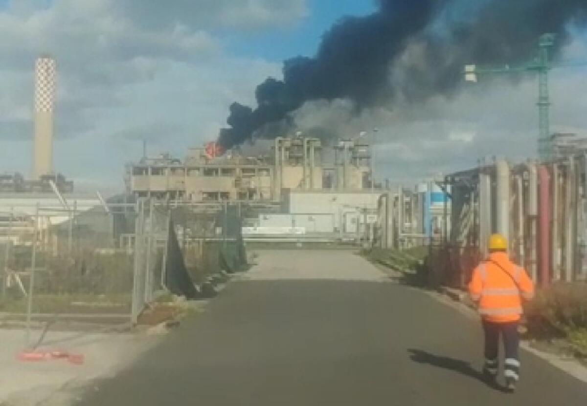Fiamme all'Ecofining di Eni: "Non ci sono conseguenze alle persone, avviate verifiche" - L'incendio all'impianto Ecofining