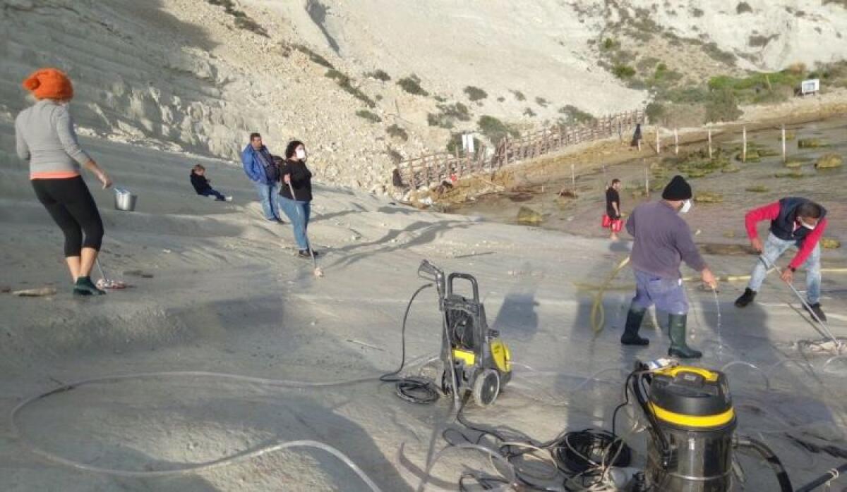 Scala dei Turchi, tanti cittadini e volontari al lavoro: area sarà ripulita - 