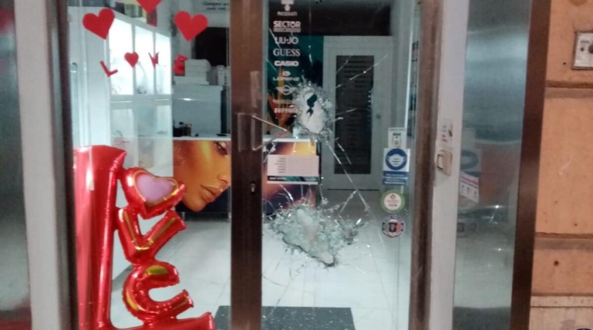 Tentativo di furto in un negozio del centro, nella notte colpo sventato - L'attività presa di mira