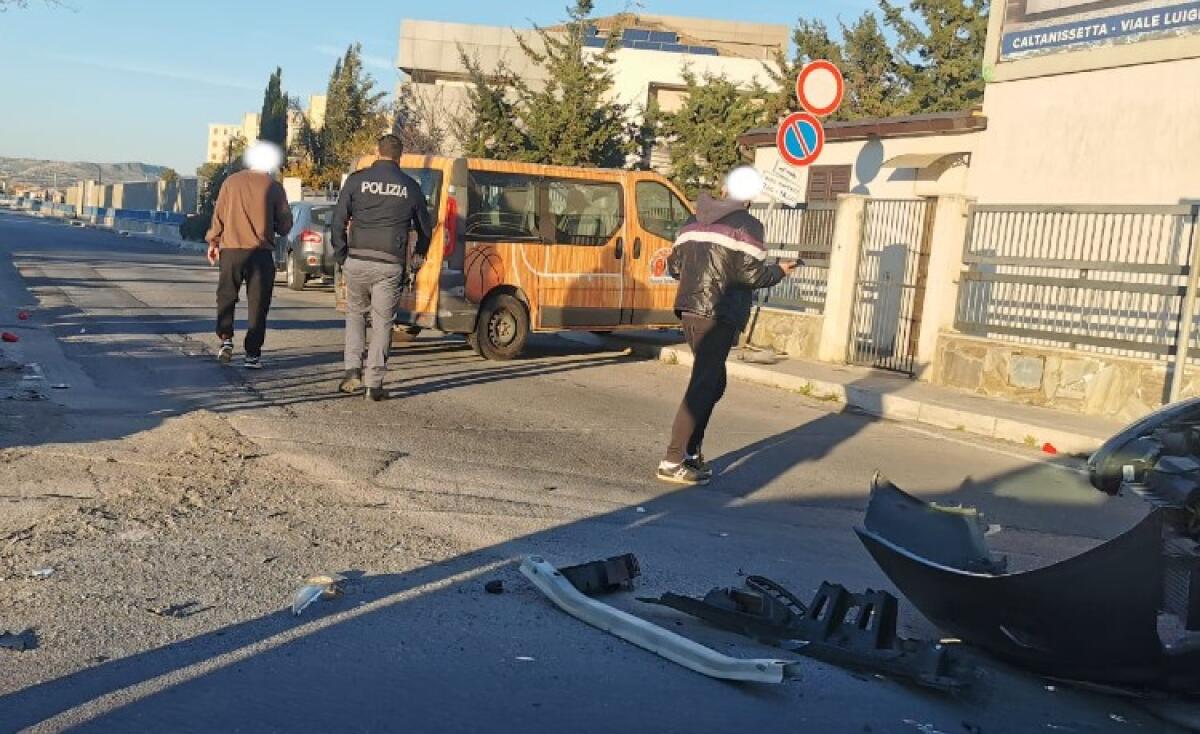 Impatto con un'auto e pulmino contro un muro: incidente alla rotatoria di Macchitella - L'incidente nei pressi di una rotatoria