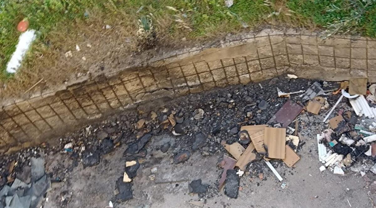 A Scavone in fiamme il materiale di risulta dei cantieri, residenti preoccupati - Il materiale di risulta dato alle fiamme