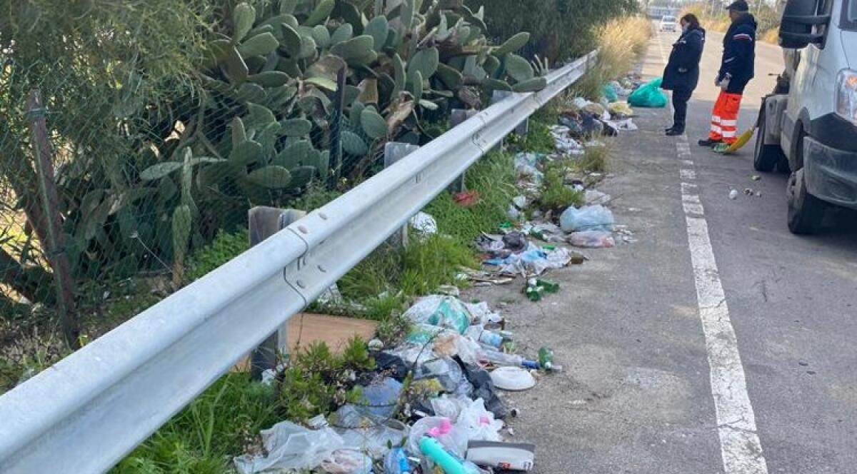 Rifiuti nella zona industriale, sanzioni: "C'è chi getta i sacchi mentre va al lavoro" - I controlli nei pressi della zona industriale