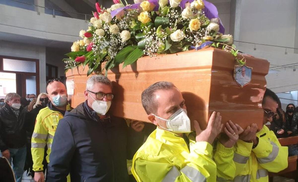 Morte Iudica, Greco: "Politica e dirigenti si interroghino anche per chiedere scusa" - Il feretro di Iudica in chiesa