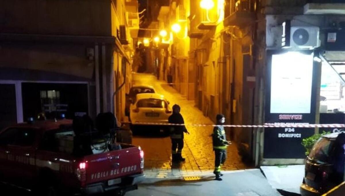 Via Pisa chiusa, verifiche per una fuga di gas da un'abitazione della zona - La zona è stata transennata
