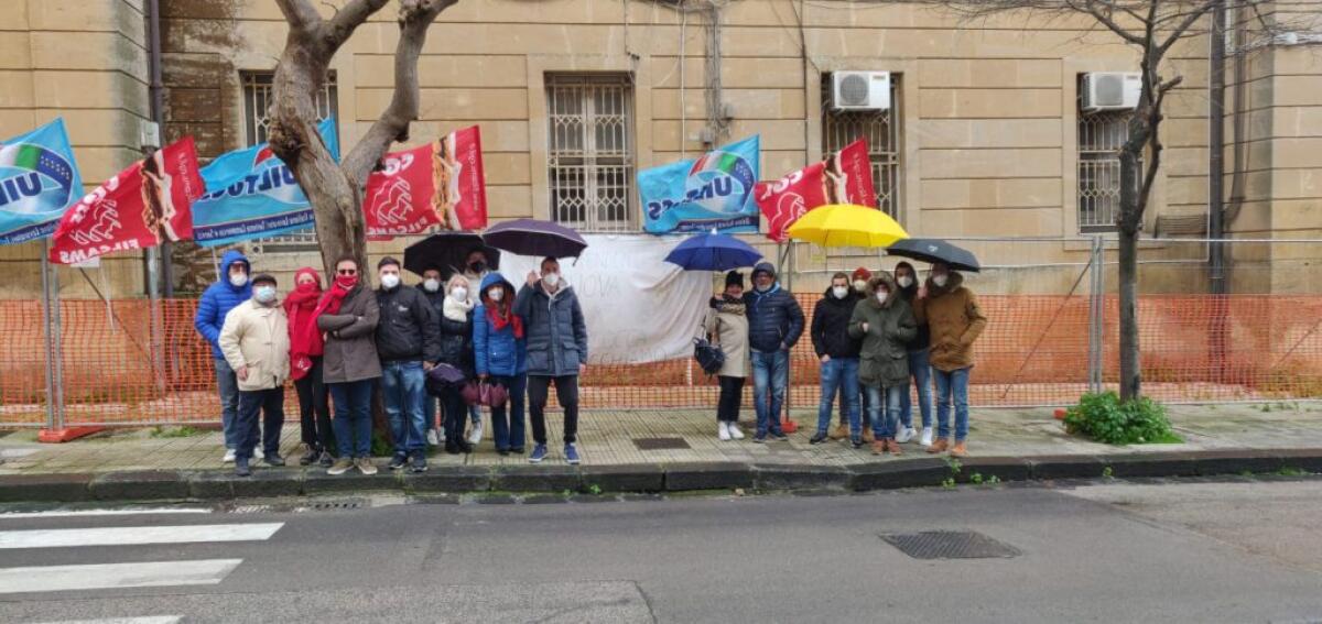 Vertenza ausiliari, prefetto incontrerà Asp per sbloccare la vicenda - Il sit-in davanti alla Prefettura
