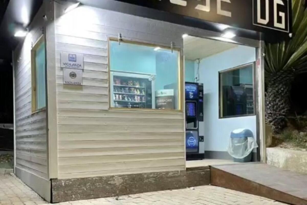 Danneggiato distributore h24 sul lungomare, individuati due minorenni - L'attività presa di mira dai giovani