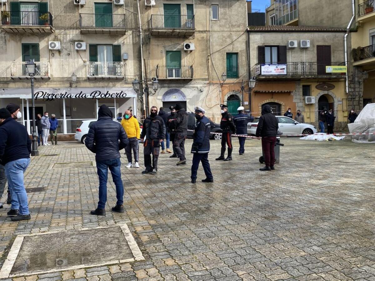 Omicidio a Raffadali, 24enne ucciso in piazza a colpi di pistola - 