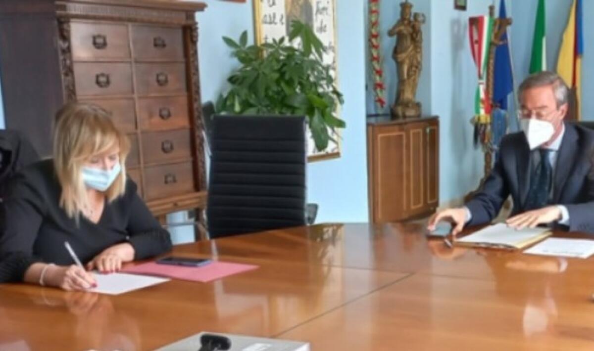 Rifiuti, stop a Cosentino per il ruolo di rup: Srr avvia la ricerca del sostituto - Il sindaco Greco e il dirigente Cosentino ora assunta da "Impianti Srr"