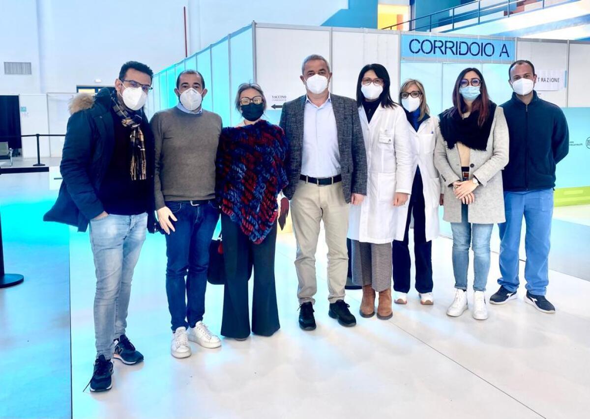 Precari Asp, Mancuso e Damante insieme: "E' necessario che vengano stabilizzati" - I parlamentari regionali con alcuni precari Asp