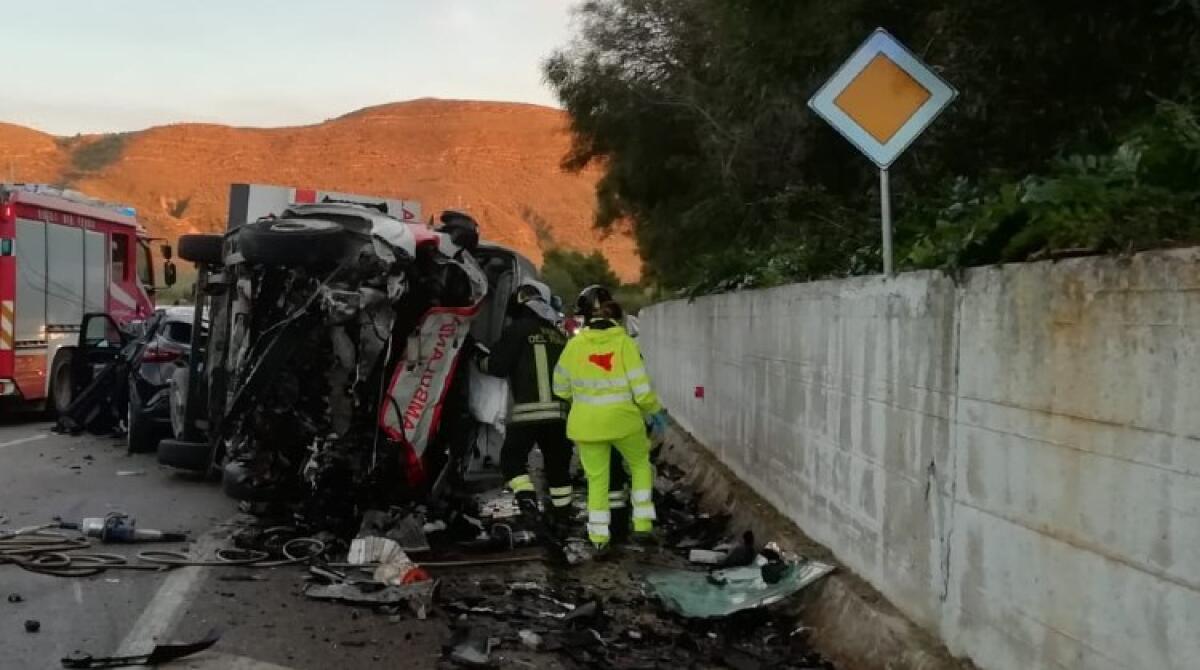 Dramma sulla 626, auto contro un'ambulanza: potrebbero esserci delle vittime - Lo schianto sulla 626