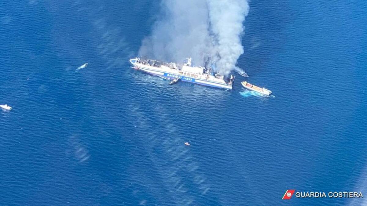 Incendio su un traghetto dalla Grecia all’Italia, 288 in salvo -