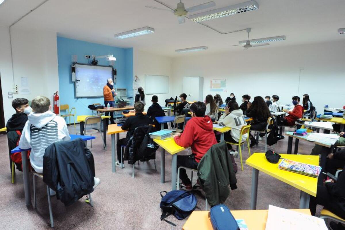 Scuola, crescono tecnici e professionali ma 56,6% sceglie i licei - 