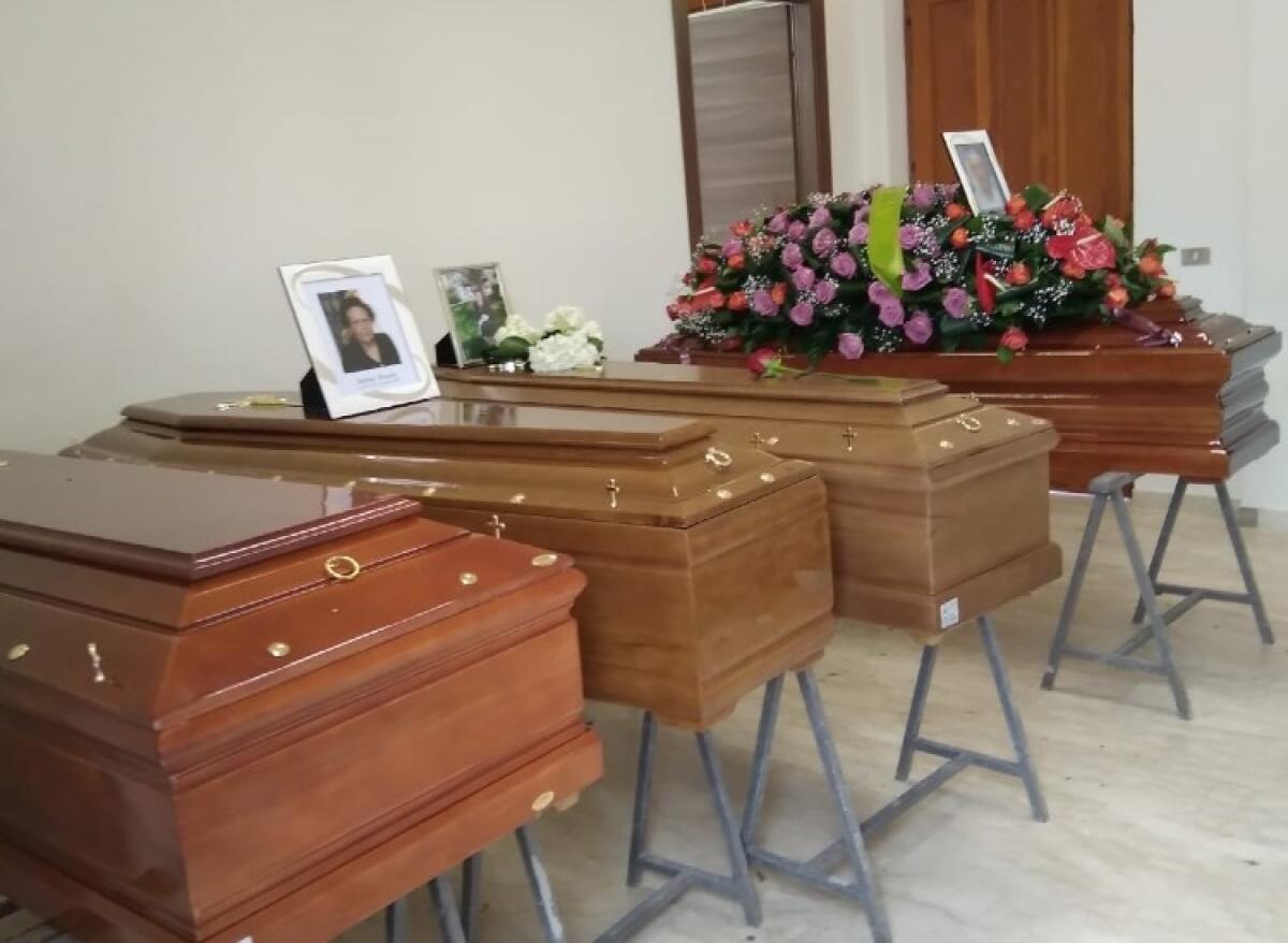 Attese per la tumulazione dei feretri a Farello, "si risolverà in tempi brevi" - Le bare per ora sono collocate nella camera mortuaria di Farello