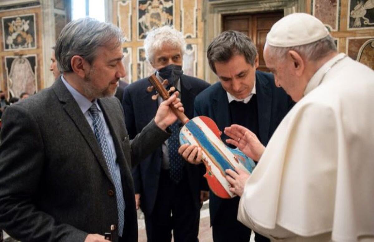 Con il progetto “Metamorfosi” i barconi dei migranti diventano violini - 