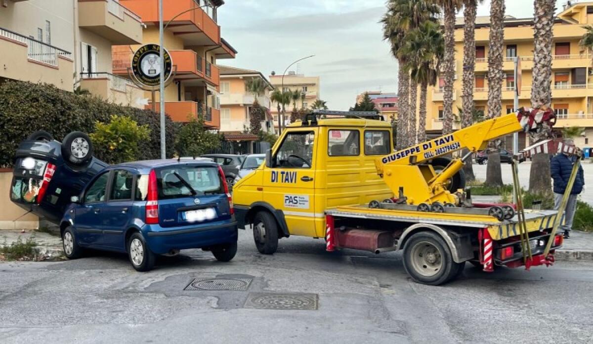 Incidente in via Bizet, un'auto ribaltata - L'incidente in via Bizet