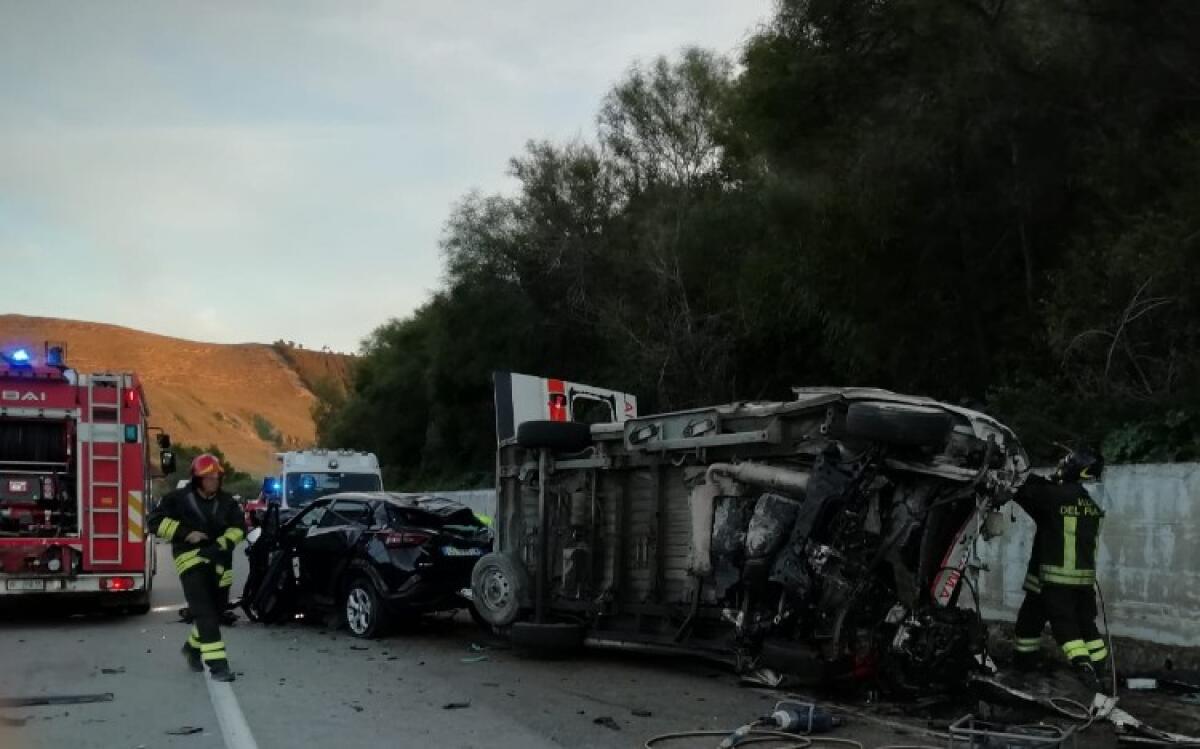 Schianto sulla 626, due morti: deceduto il paziente trasportato nell'ambulanza - L'impatto è stato fatale