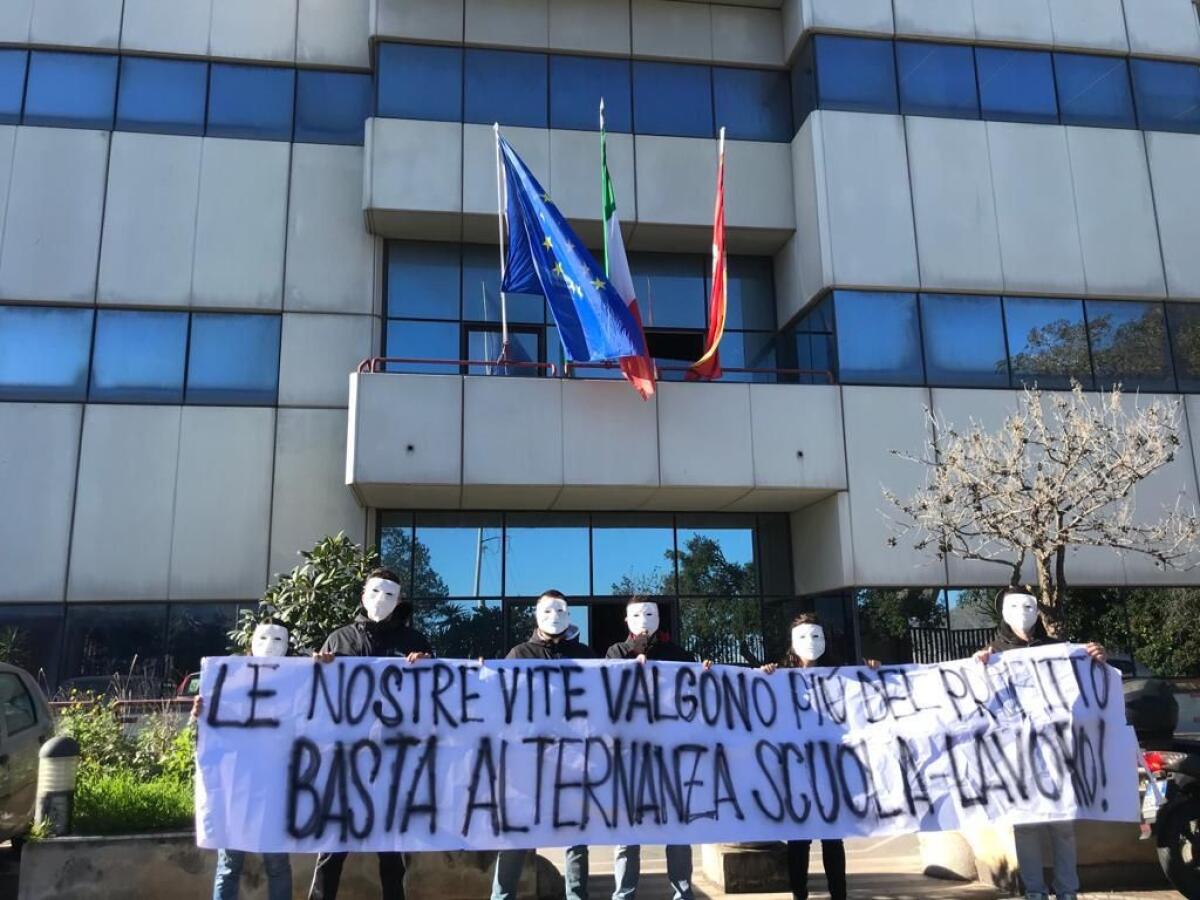 Studenti in piazza a Palermo, occupato Provveditorato -