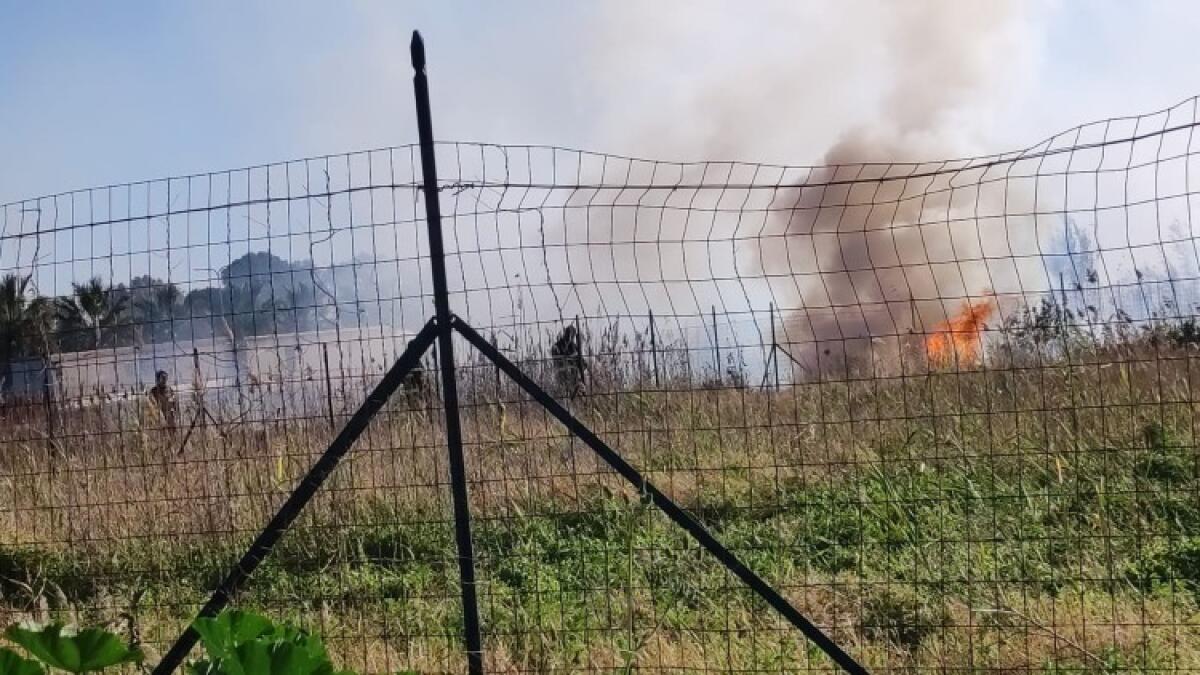Fiamme in un'area incolta, l'incendio a poca distanza dai tir fermi per lo sciopero - L'incendio in un'area incolta
