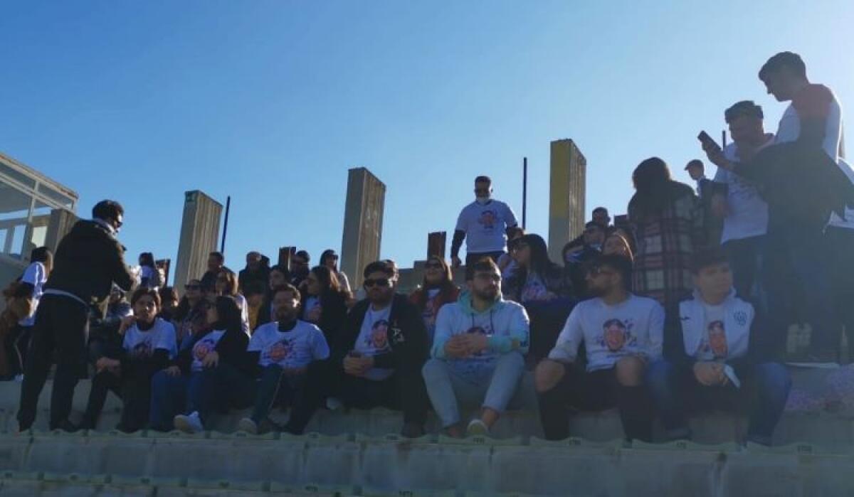 Al "Presti" nel ricordo di Giuseppe Antonuccio, fiori e una maglietta in sua memoria - Familiari e amici di Giuseppe Antonuccio allo stadio con una maglietta in suo ricordo