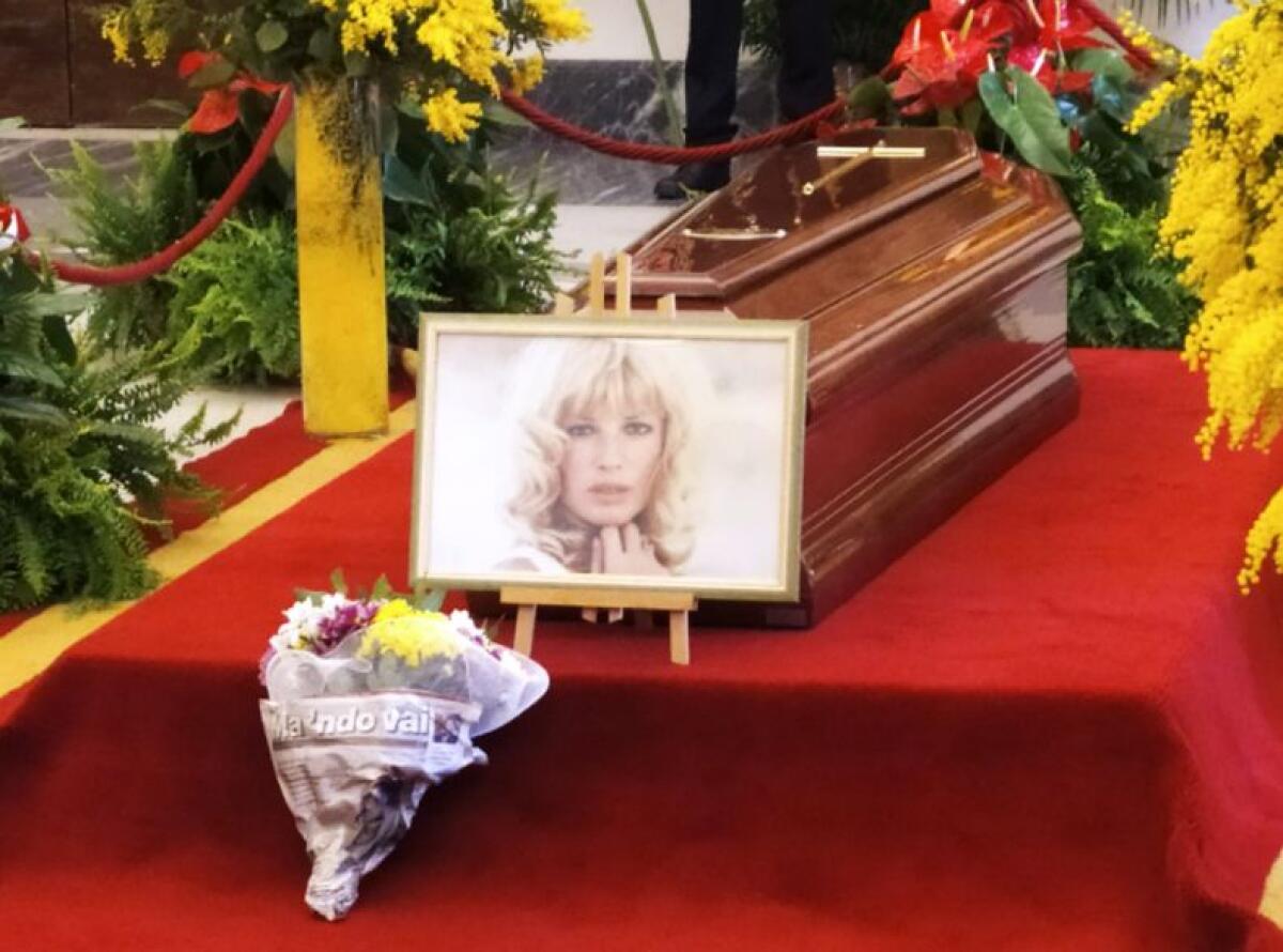 Monica Vitti, omaggio in camera ardente tra mimose, foto e video - 