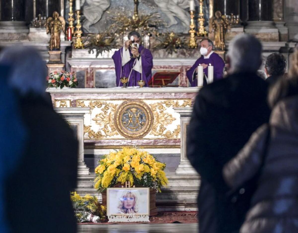Monica Vitti, l’addio a Roma tra fiori gialli e lunghi applausi - 