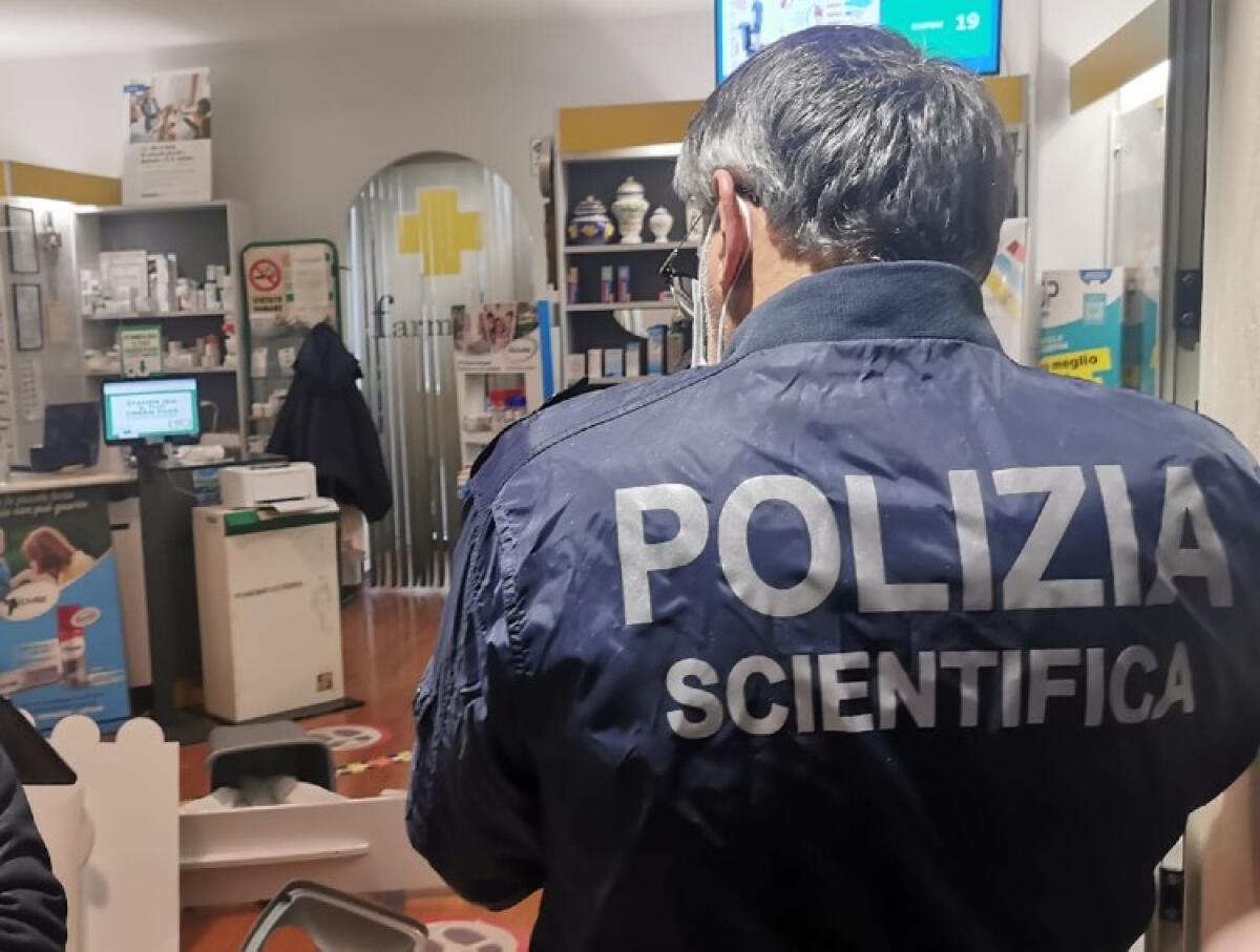 Paura in via Crispi, rapina alla farmacia "Cipolla": chi ha agito si è dato alla fuga - I rilievi dei poliziotti