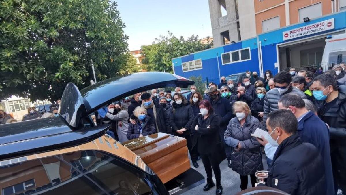 Dolore e rabbia per Iudica, feretro davanti al pronto soccorso: "Non doveva finire così" - La messa davanti al pronto soccorso dell'ospedale