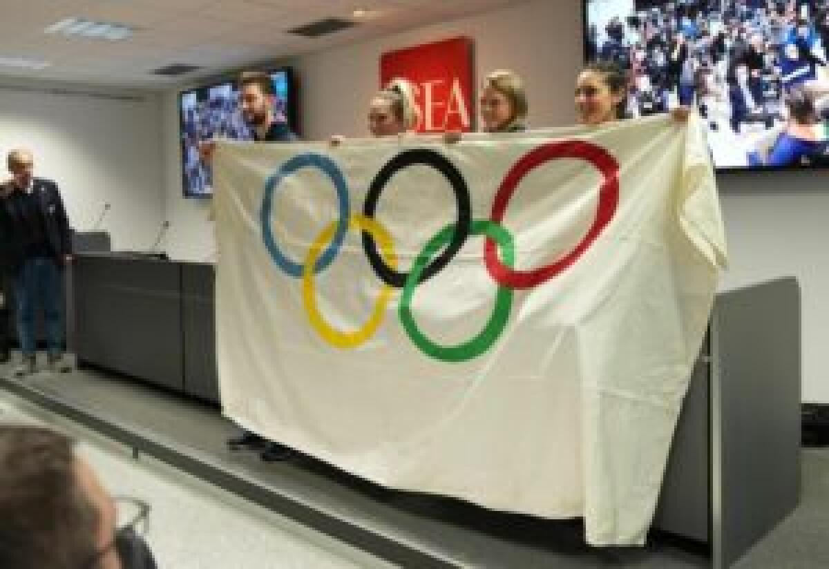 Arriva la bandiera olimpica, inizia la corsa verso Milano-Cortina 2026 - 