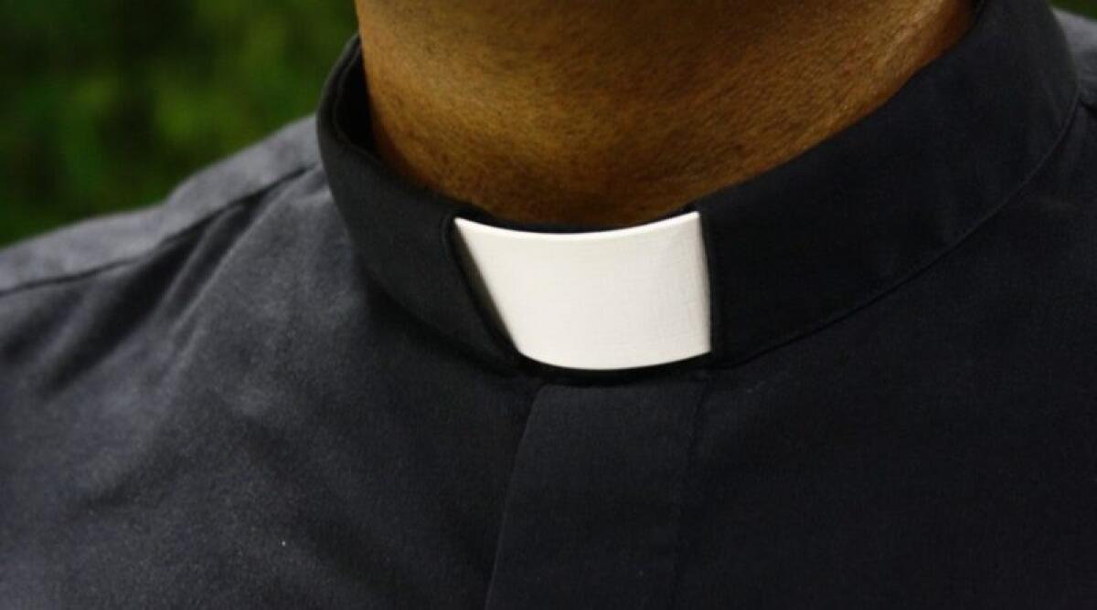 Avrebbe tentato di adescare una minore, giovane sentita: accuse ad un sacerdote - 