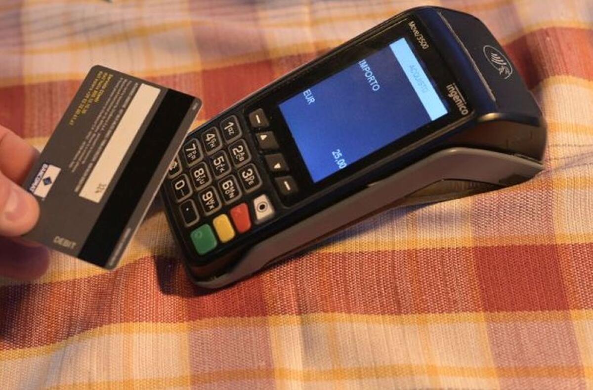 In calo l’uso del contante, sempre più usate le carte di pagamento - 