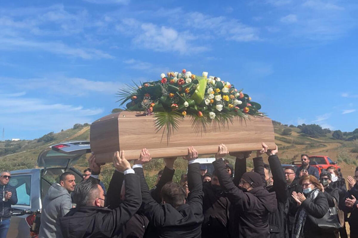 Addio dalla pista a Riccardo Vizzini: "Era devoto alle due ruote tassellate" - Nella foto in alto: L'ultimo saluto a Riccardo Vizzini dalla pista "Mx Park" di Spinasanta.