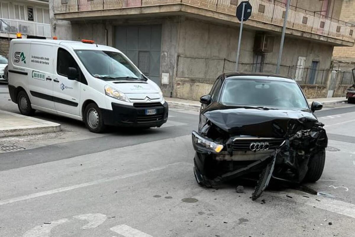 Scontro stradale, tre vetture coinvolte - Una delle auto coinvolte