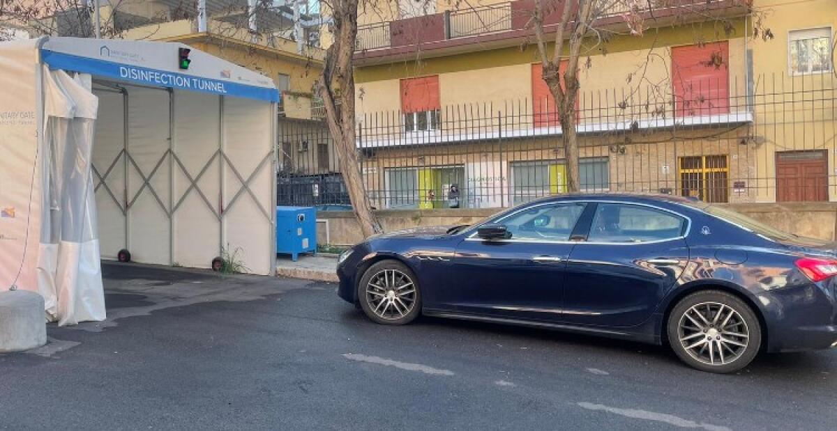 In ospedale caos parcheggi, auto ovunque: bloccata la sanificazione di un'ambulanza - Un'altra vettura che ha impedito le operazioni di sanificazione