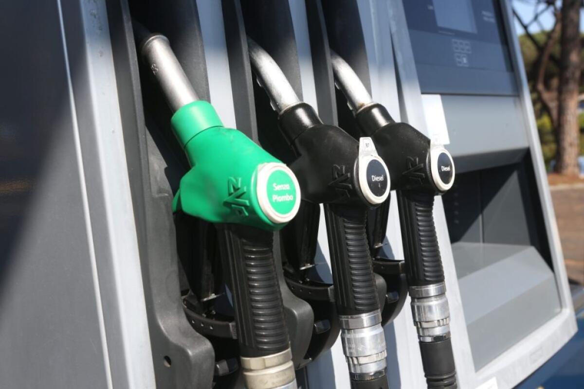 Pescara, maxi truffa sull’Iva di 45 mln sui carburanti, 172 denunciati - 