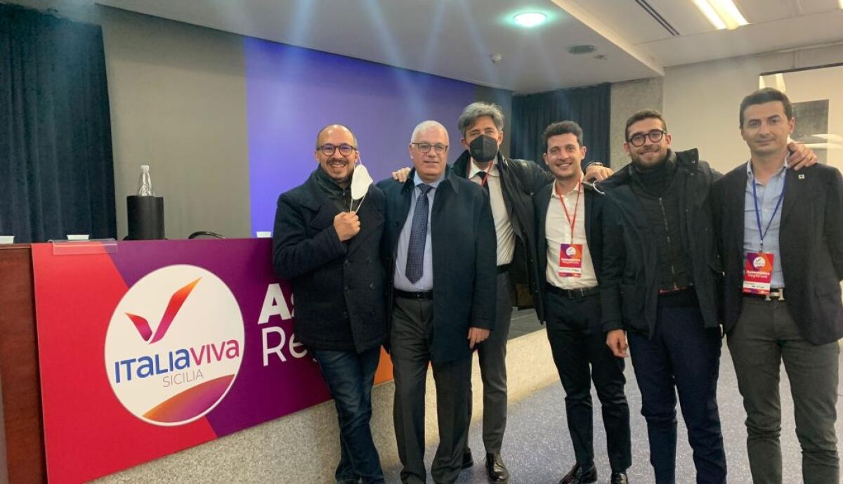 Italia Viva rilancia, progetto prosegue: ieri assemblea a Palermo prima della "verifica" - Il gruppo di Italia Viva con il senatore Faraone