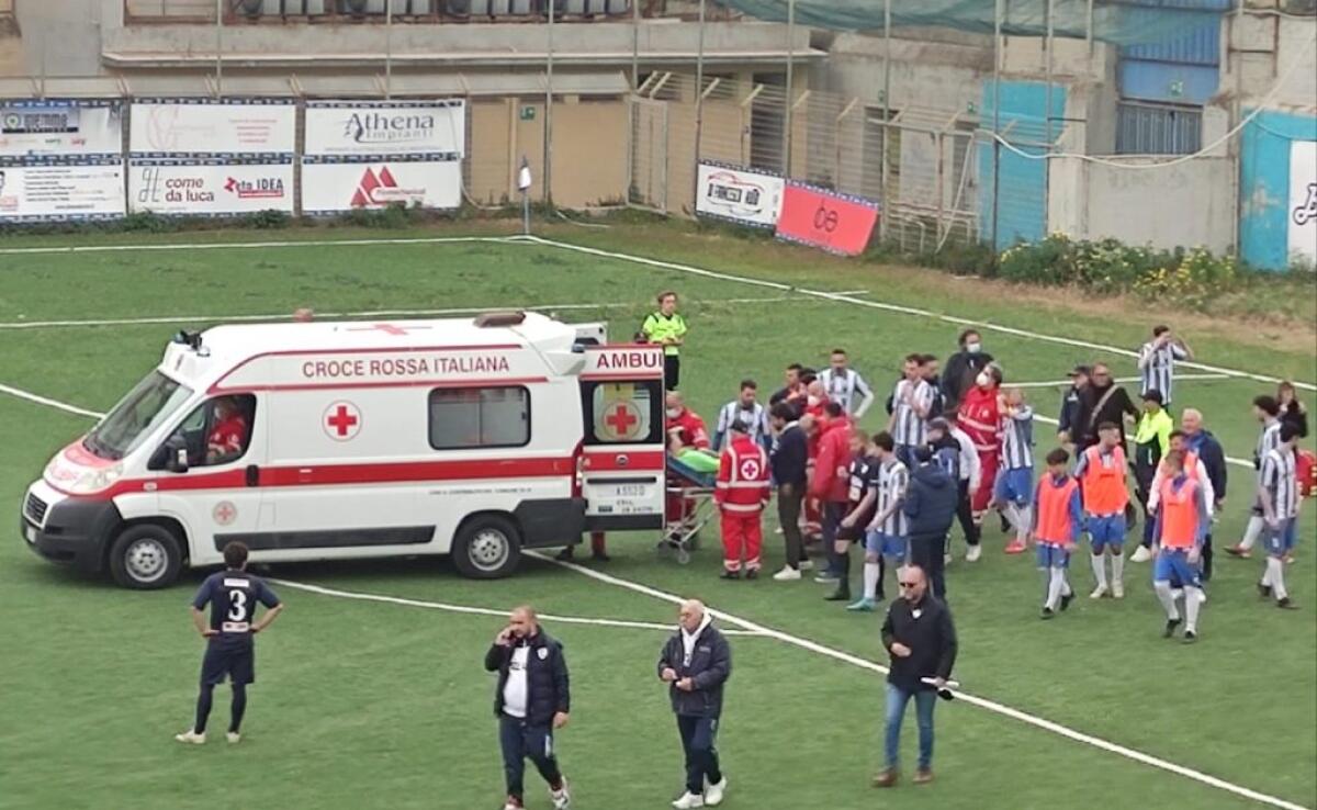 Gela promosso, battuto 4-0 Pozzallo: paura per Vedda, ha perso i sensi ma sta bene - Anche l'ambulanza in campo per soccorrere Vedda
