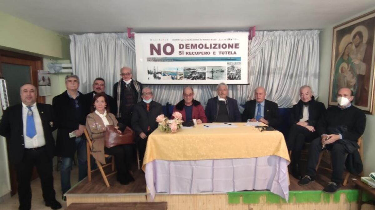 Pontile sbarcatoio, Comitato: "No alla demolizione, è un bene culturale da ristrutturare" - Il Comitat a difesa del pontile sbarcatoio