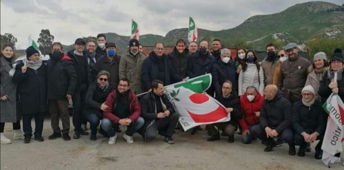 "Basta isolamento", sit-in dem sulla 626: "Partano cantieri gelesi della Siracusa-Gela" - I dem hanno organizzato un sit-in
