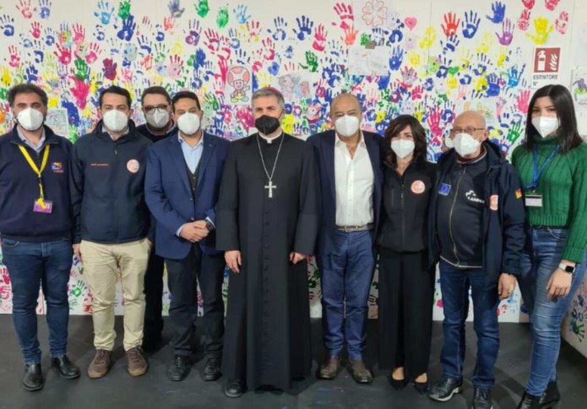 Covid, Vescovo di Palermo visita l’hub vaccinale della Fiera - 