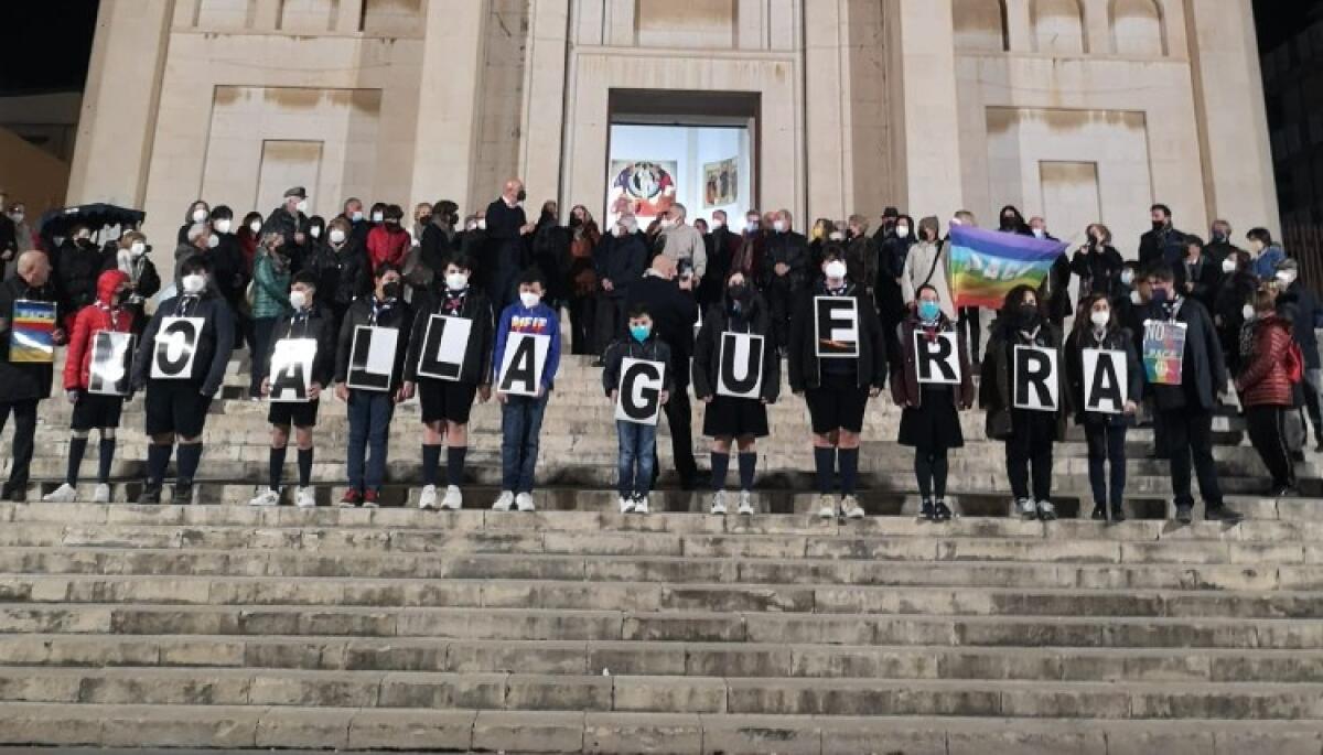 Accoglienza cittadini ucraini in fuga dalla guerra, "chi è disponibile lo comunichi" - La manifestazione contro la guerra in Ucraina